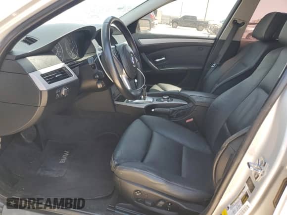 2010 BMW 5 Series 528i z VIN WBANU5C56AC124544, wystawiony jako Copart lot #53671865 z przebiegiem 233 979 mil mil oraz Szkoda całkowita • Salvage title. Historia ofert i sprzedaży dostępna na DreamBid. Obrazek 7.