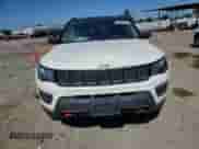 2019 Jeep Compass Trailhawk z VIN 3C4NJDDB0KT709670, wystawiony jako Copart lot #84705395 z przebiegiem 65 589 mil mil oraz Szkoda całkowita • Salvage title. Historia ofert i sprzedaży dostępna na DreamBid. Obrazek 5.