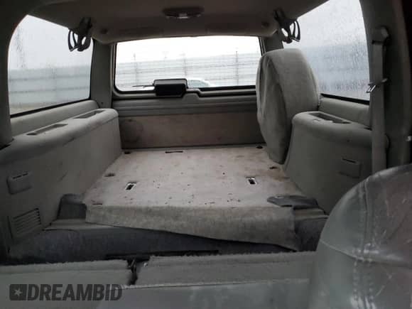 1996 Chevrolet Suburban z VIN 3GNFK16RXTG125871, wystawiony jako Copart lot #86401384 z przebiegiem 220 767 mil mil oraz Czysty tytuł • Clean title. Historia ofert i sprzedaży dostępna na DreamBid. Obrazek 10.