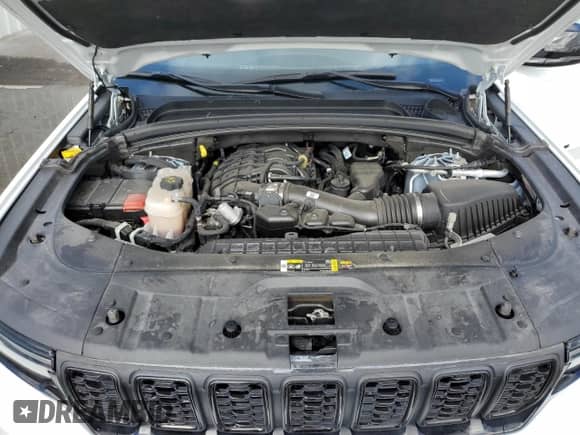 2024 Jeep Grand Cherokee Altitude with VIN 1C4RJHAGXR8520090, listed as a Copart auction lot 84898795 with 39,725 mi miles and Clean title. Bid and sale history available at DreamBid. Image 12.