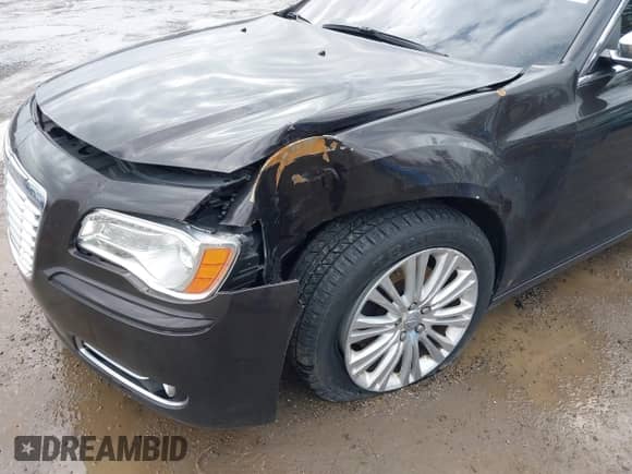 2013 Chrysler 300 C z VIN 2C3CCAKT2DH646633, wystawiony jako IAAI lot #41719487 z przebiegiem 115 363 mil mil oraz . Historia ofert i sprzedaży dostępna na DreamBid. Obrazek 6.