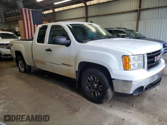 2008 GMC Sierra 1500 SLT z VIN 2GTEK19J181325905, wystawiony jako Copart lot #56391725 z przebiegiem 186 408 mil mil oraz Czysty tytuł • Clean title. Historia ofert i sprzedaży dostępna na DreamBid. Obrazek 4.