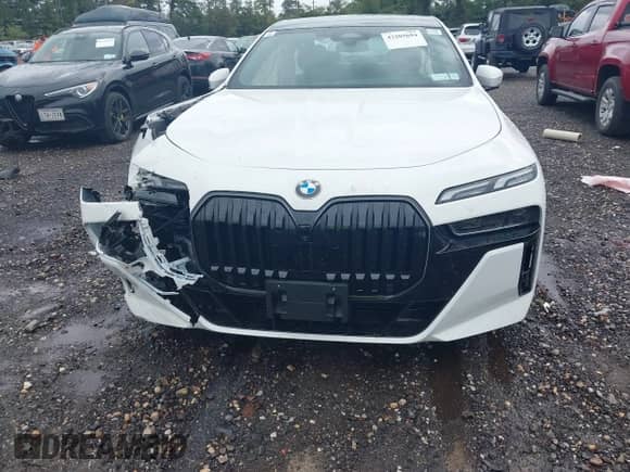 2025 BMW 7 Series 740i xDrive z VIN WBA33EH0XSCV88056, wystawiony jako IAAI lot #43285694 z przebiegiem 457 mil mil oraz . Historia ofert i sprzedaży dostępna na DreamBid. Obrazek 12.