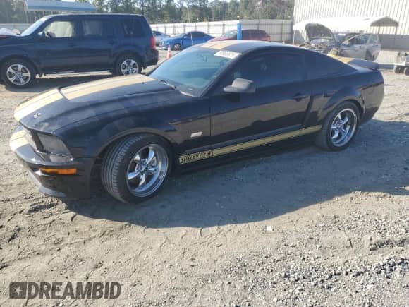 2006 Ford Mustang GT Deluxe с VIN 1ZVFT82H365260761, выставлен на аукционе Copart как лот 80966805 с пробегом 95 931 миль миль и Списание • Salvage title. История ставок и продаж доступна на DreamBid. Изображение 1.