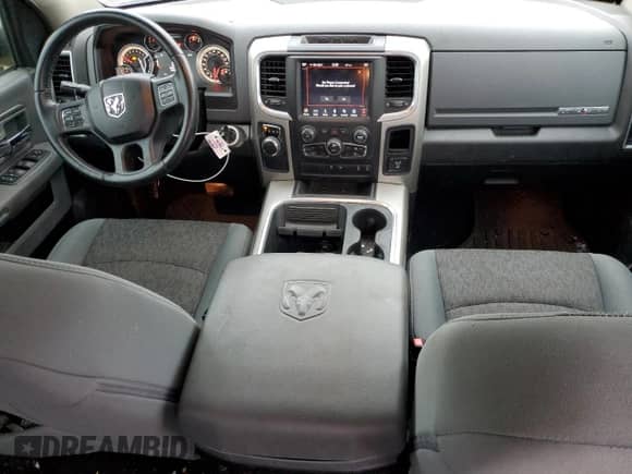 2019 Ram 1500 Big Horn z VIN 1C6RR6LT8KS529037, wystawiony jako Copart lot #46609435 z przebiegiem 62 973 mil mil oraz Szkoda całkowita • Salvage title. Historia ofert i sprzedaży dostępna na DreamBid. Obrazek 8.