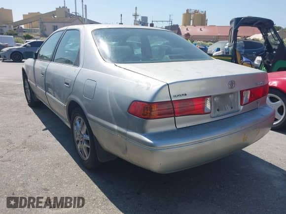 2001 Toyota Camry LE z VIN 4T1BF28K31U963778, wystawiony jako IAAI lot #42946757 z przebiegiem 210 621 mil mil oraz . Historia ofert i sprzedaży dostępna na DreamBid. Obrazek 3.