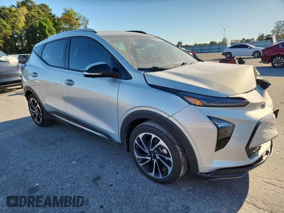 2022 Chevrolet Bolt EUV Premier with VIN 1G1FZ6S00N4132913, listed as a Copart auction lot 82379945 with 27,668 mi miles and Salvage title. Bid and sale history available at DreamBid. Image 4.