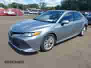 2019 Toyota Camry SE z VIN 4T1B11HK7KU778045, wystawiony jako IAAI lot #43079893 z przebiegiem 58 799 mil mil oraz . Historia ofert i sprzedaży dostępna na DreamBid. Obrazek 2.