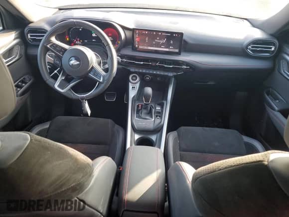 2024 Dodge Hornet R/T z VIN ZACPDFCW1R3A09634, wystawiony jako Copart lot #87491244 z przebiegiem 12 065 mil mil oraz Szkoda całkowita • Salvage title. Historia ofert i sprzedaży dostępna na DreamBid. Obrazek 8.