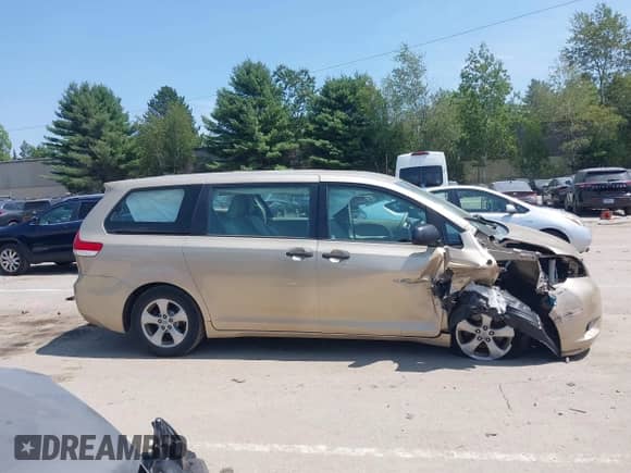 2013 Toyota Sienna L z VIN 5TDZK3DC3DS321573, wystawiony jako IAAI lot #42948394 z przebiegiem 98 780 mil mil oraz . Historia ofert i sprzedaży dostępna na DreamBid. Obrazek 13.