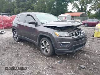 2017 Jeep Compass Latitude z VIN 3C4NJCBBXHT672732, wystawiony jako IAAI lot #42958012 z przebiegiem 67 994 mil mil oraz . Historia ofert i sprzedaży dostępna na DreamBid. Obrazek 1.