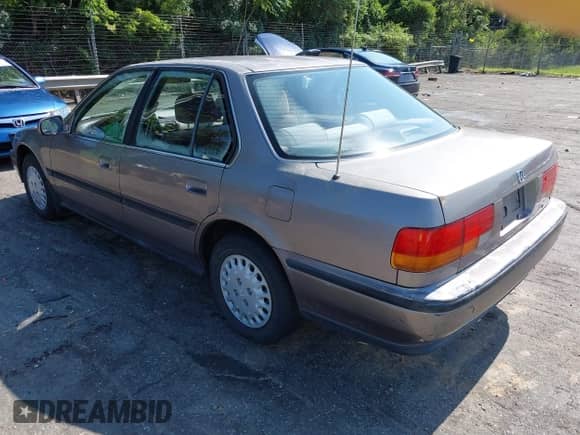 1993 Honda Accord z VIN 1HGCB7658PA175217, wystawiony jako IAAI lot #42737475 z przebiegiem 151 391 mil mil oraz . Historia ofert i sprzedaży dostępna na DreamBid. Obrazek 3.