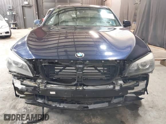 2012 BMW 7 Series 750i xDrive z VIN WBAKC6C57CC395594, wystawiony jako IAAI lot #42450983 z przebiegiem 124 747 mil mil oraz . Historia ofert i sprzedaży dostępna na DreamBid. Obrazek 6.