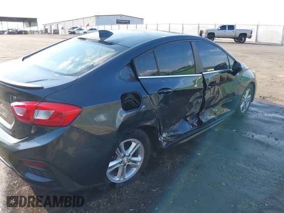 2017 Chevrolet Cruze LT z VIN 1G1BE5SM2H7265585, wystawiony jako IAAI lot #43287182 z przebiegiem 124 639 mil mil oraz . Historia ofert i sprzedaży dostępna na DreamBid. Obrazek 17.