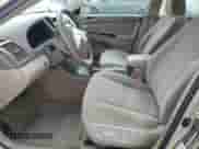 2005 Toyota Camry STD с VIN 4T1BE32K85U425438, выставлен на аукционе Copart как лот 57225915 с пробегом Не указан миль и Списание • Salvage title. История ставок и продаж доступна на DreamBid. Изображение 7.