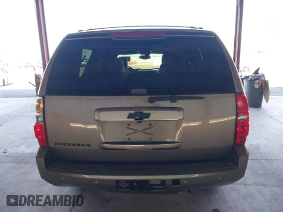 2007 Chevrolet Suburban LS с VIN 1GNFC16057J236556, выставлен на аукционе IAAI как лот 43237366 с пробегом Не указан миль и . История ставок и продаж доступна на DreamBid. Изображение 16.