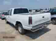 1998 Chevrolet Silverado 1500 z VIN 1GCEC19M7WE151745, wystawiony jako IAAI lot #42161857 z przebiegiem 203 640 mil mil oraz . Historia ofert i sprzedaży dostępna na DreamBid. Obrazek 3.