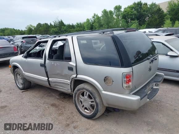 2002 Chevrolet Blazer LS с VIN 1GNCS13W32K135002, выставлен на аукционе IAAI как лот 42641896 с пробегом 175 086 миль миль и . История ставок и продаж доступна на DreamBid. Изображение 14.