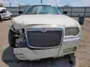 2007 Chrysler 300 C z VIN 2C3KA63H97H828620, wystawiony jako Copart lot #71727965 z przebiegiem 177 510 mil mil oraz Szkoda całkowita • Salvage title. Historia ofert i sprzedaży dostępna na DreamBid. Obrazek 5.