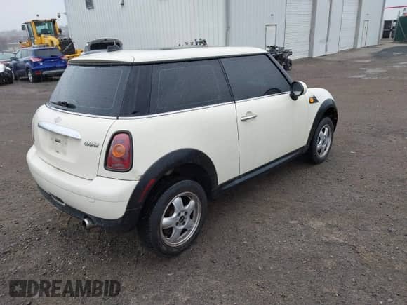 2009 MINI Hardtop with VIN WMWMF33599TU75907, listed as a IAAI auction lot 41733724 with Not provided miles and . Bid and sale history available at DreamBid. Image 4.