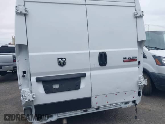 2022 Ram ProMaster Cargo с VIN 3C6MRVJGXNE138215, выставлен на аукционе IAAI как лот 42031115 с пробегом 51 950 миль миль и . История ставок и продаж доступна на DreamBid. Изображение 17.