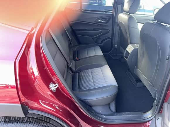 2025 Chevrolet Trax LT z VIN KL77LHEP5SC259740, wystawiony jako Copart lot #91179905 z przebiegiem 4 285 mil mil oraz Czysty tytuł • Clean title. Historia ofert i sprzedaży dostępna na DreamBid. Obrazek 6.