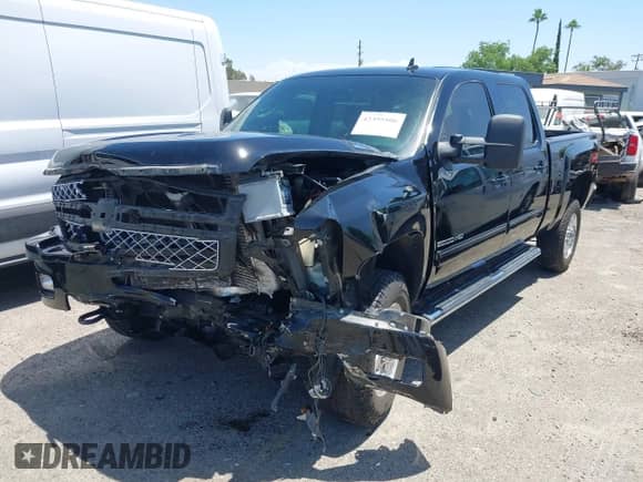 2013 Chevrolet Silverado 2500HD LTZ z VIN 1GC1KYE83DF123371, wystawiony jako IAAI lot #42395506 z przebiegiem 49 341 mil mil oraz . Historia ofert i sprzedaży dostępna na DreamBid. Obrazek 2.
