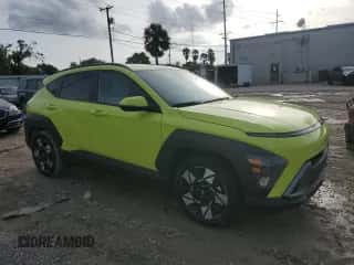 2024 Hyundai Kona SEL z VIN KM8HB3AB5RU056662, wystawiony jako Copart lot #73632604 z przebiegiem 5 748 mil mil oraz Szkoda całkowita • Salvage title. Historia ofert i sprzedaży dostępna na DreamBid. Obrazek 4.
