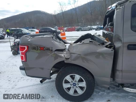 2018 Ford F-150 XL z VIN 1FTEW1EB6JFC63953, wystawiony jako IAAI lot #41304091 z przebiegiem 74 636 mil mil oraz . Historia ofert i sprzedaży dostępna na DreamBid. Obrazek 17.