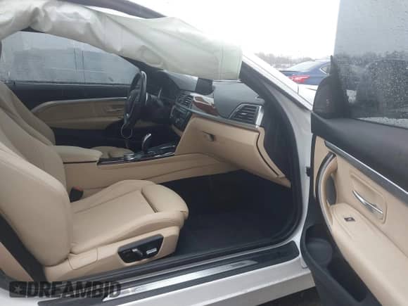 2019 BMW 4 Series 430i xDrive z VIN WBA4W5C51KAE51214, wystawiony jako IAAI lot #41225505 z przebiegiem 52 288 mil mil oraz . Historia ofert i sprzedaży dostępna na DreamBid. Obrazek 5.