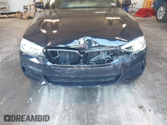 2019 BMW 5 Series 540i xDrive z VIN WBAJE7C51KWW17345, wystawiony jako IAAI lot #42535806 z przebiegiem 57 003 mil mil oraz . Historia ofert i sprzedaży dostępna na DreamBid. Obrazek 6.