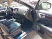 2014 Nissan Pathfinder Platinum z VIN 5N1AR2MM2EC709839, wystawiony jako IAAI lot #42309403 z przebiegiem 135 551 mil mil oraz . Historia ofert i sprzedaży dostępna na DreamBid. Obrazek 5.