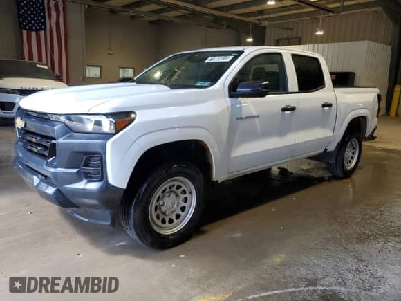 2023 Chevrolet Colorado 2WD Work Truck z VIN 1GCGSBEC9P1174158, wystawiony jako Copart lot #71965015 z przebiegiem 26 689 mil mil oraz Czysty tytuł • Clean title. Historia ofert i sprzedaży dostępna na DreamBid. Obrazek 1.