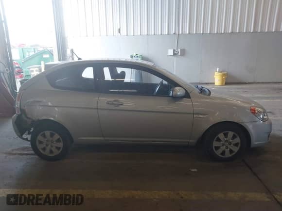 2010 Hyundai Accent GS z VIN KMHCM3AC1AU169431, wystawiony jako IAAI lot #41549939 z przebiegiem 80 798 mil mil oraz . Historia ofert i sprzedaży dostępna na DreamBid. Obrazek 13.