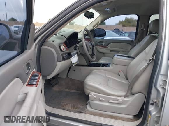 2010 Chevrolet Suburban LT z VIN 1GNUCJE03AR238548, wystawiony jako IAAI lot #42104596 z przebiegiem 153 959 mil mil oraz . Historia ofert i sprzedaży dostępna na DreamBid. Obrazek 5.