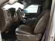 2024 Chevrolet Silverado 1500 Custom Trail Boss z VIN 3GCUDCE87RG219052, wystawiony jako Copart lot #56538995 z przebiegiem 22 030 mil mil oraz Szkoda całkowita • Salvage title. Historia ofert i sprzedaży dostępna na DreamBid. Obrazek 7.