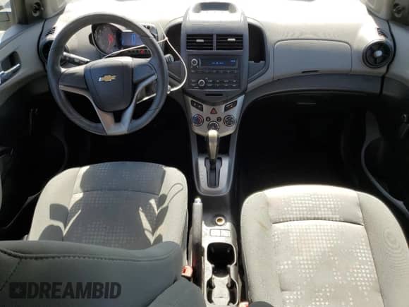 2012 Chevrolet Sonic LS с VIN 1G1JA6SH7C4137692, выставлен на аукционе Copart как лот 61487475 с пробегом 4 089 миль миль и Списание • Salvage title. История ставок и продаж доступна на DreamBid. Изображение 8.