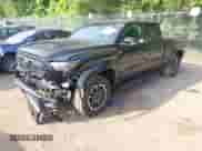 2024 Toyota Tacoma SR5 z VIN 3TMLB5JNXRM054348, wystawiony jako IAAI lot #42437739 z przebiegiem 11 274 mil mil oraz . Historia ofert i sprzedaży dostępna na DreamBid. Obrazek 17.