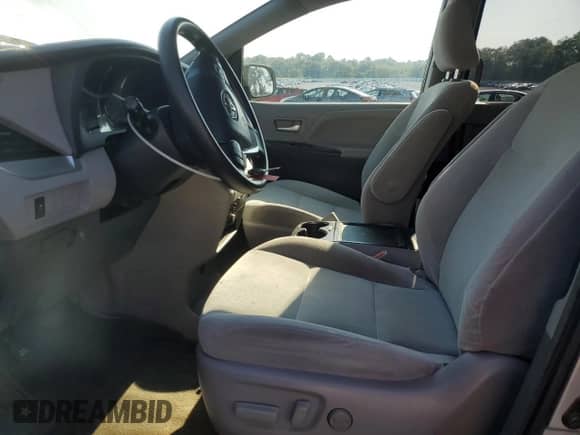 2017 Toyota Sienna LE Auto Access Seat z VIN 5TDKZ3DC1HS898153, wystawiony jako Copart lot #80461285 z przebiegiem 135 733 mil mil oraz Szkoda całkowita • Salvage title. Historia ofert i sprzedaży dostępna na DreamBid. Obrazek 7.