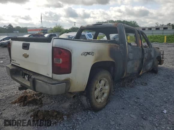 2011 Chevrolet Silverado 1500 LS z VIN 3GCPKREA2BG214100, wystawiony jako Copart lot #56740355 z przebiegiem Nie podano mil oraz Nie do naprawy • Non repairable. Historia ofert i sprzedaży dostępna na DreamBid. Obrazek 3.