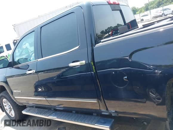 2017 Chevrolet Silverado 2500HD LTZ z VIN 1GC1KWEG4HF151987, wystawiony jako IAAI lot #42391862 z przebiegiem 241 371 mil mil oraz . Historia ofert i sprzedaży dostępna na DreamBid. Obrazek 14.