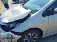 2018 Toyota Prius Plus z VIN JTDKARFP0J3075649, wystawiony jako IAAI lot #42569053 z przebiegiem 99 581 mil mil oraz . Historia ofert i sprzedaży dostępna na DreamBid. Obrazek 6.