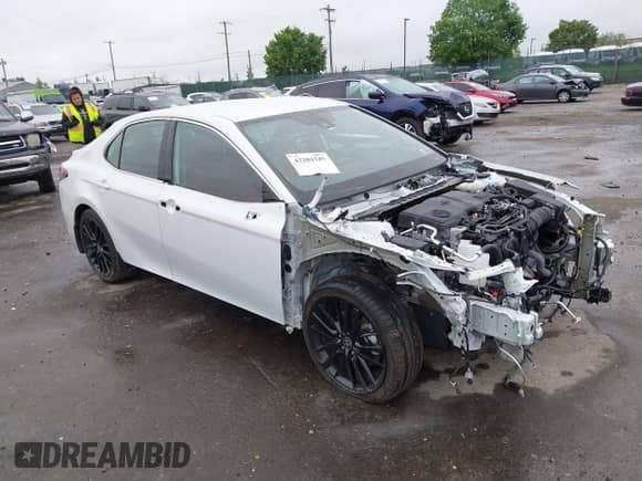 2022 Toyota Camry Hybrid XSE z VIN 4T1K31AK5NU583117, wystawiony jako IAAI lot #42204189 z przebiegiem 22 639 mil mil oraz . Historia ofert i sprzedaży dostępna na DreamBid. Obrazek 1.