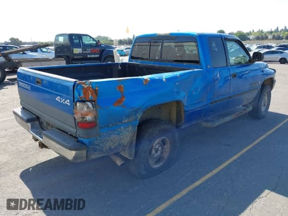2000 Dodge 1500 z VIN 3B7HF13Y6YG141784, wystawiony jako IAAI lot #42720527 z przebiegiem 216 006 mil mil oraz . Historia ofert i sprzedaży dostępna na DreamBid. Obrazek 4.