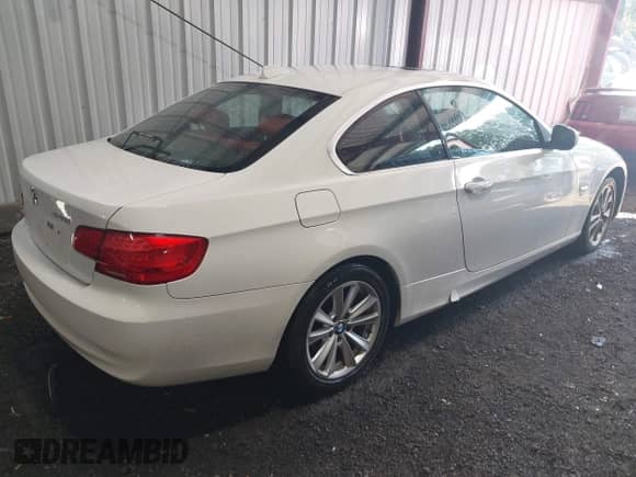 2012 BMW 3 Series 328i xDrive z VIN WBAKF5C58CE657743, wystawiony jako IAAI lot #42216021 z przebiegiem 171 065 mil mil oraz . Historia ofert i sprzedaży dostępna na DreamBid. Obrazek 6.