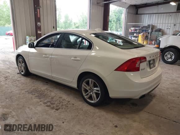 2015 Volvo S60 T5 Premier с VIN YV1612TB6F1305032, выставлен на аукционе IAAI как лот 42606749 с пробегом 93 421 миль миль и . История ставок и продаж доступна на DreamBid. Изображение 3.