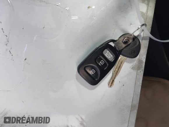 2012 Hyundai Elantra GLS z VIN 5NPDH4AE1CH084140, wystawiony jako IAAI lot #43171523 z przebiegiem 95 448 mil mil oraz . Historia ofert i sprzedaży dostępna na DreamBid. Obrazek 11.