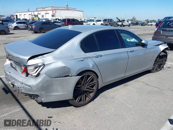 2013 BMW 7 Series 740i z VIN WBAYA6C51DD143836, wystawiony jako IAAI lot #39215782 z przebiegiem 176 881 mil mil oraz . Historia ofert i sprzedaży dostępna na DreamBid. Obrazek 4.