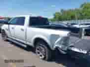 2014 Ram 1500 Laramie z VIN 1C6RR7VM1ES312946, wystawiony jako IAAI lot #42620415 z przebiegiem 163 405 mil mil oraz . Historia ofert i sprzedaży dostępna na DreamBid. Obrazek 3.