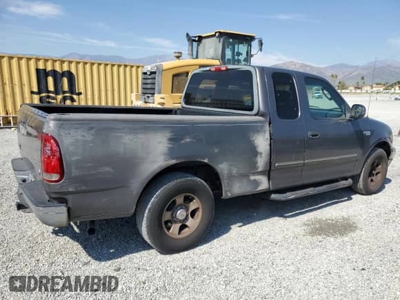 2004 Ford F-150 XL z VIN 2FTRX17214CA12253, wystawiony jako Copart lot #52974195 z przebiegiem 239 019 mil mil oraz Czysty tytuł • Clean title. Historia ofert i sprzedaży dostępna na DreamBid. Obrazek 3.